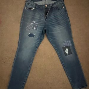 Medium wash jeans with patches, distressed look. Skinny, fit.